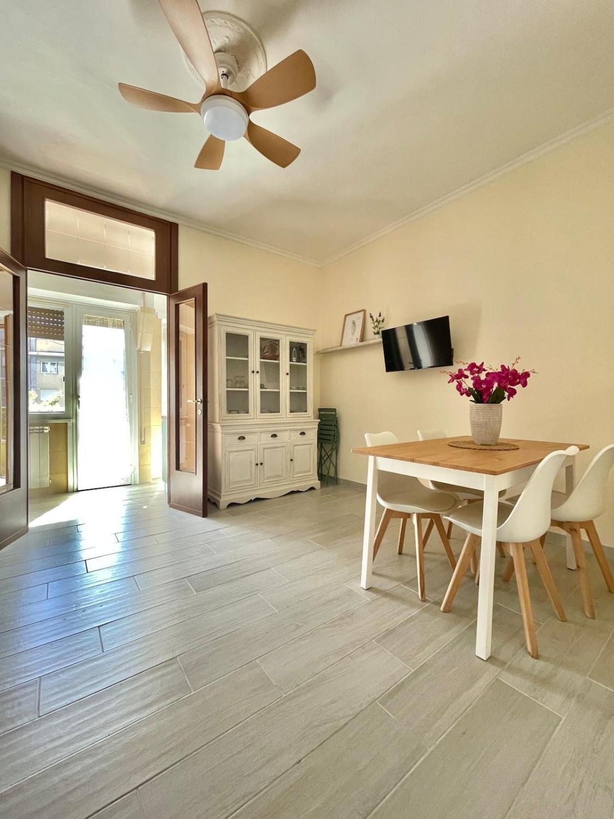 New Near Center Sleeps 4