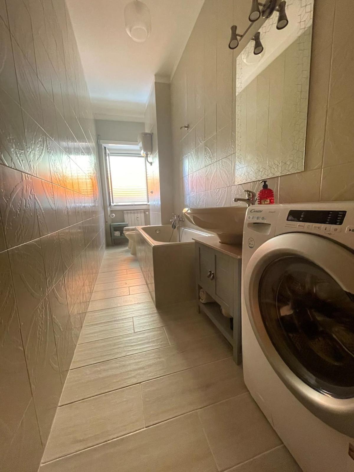 New Near Center Sleeps 4 Apartment *