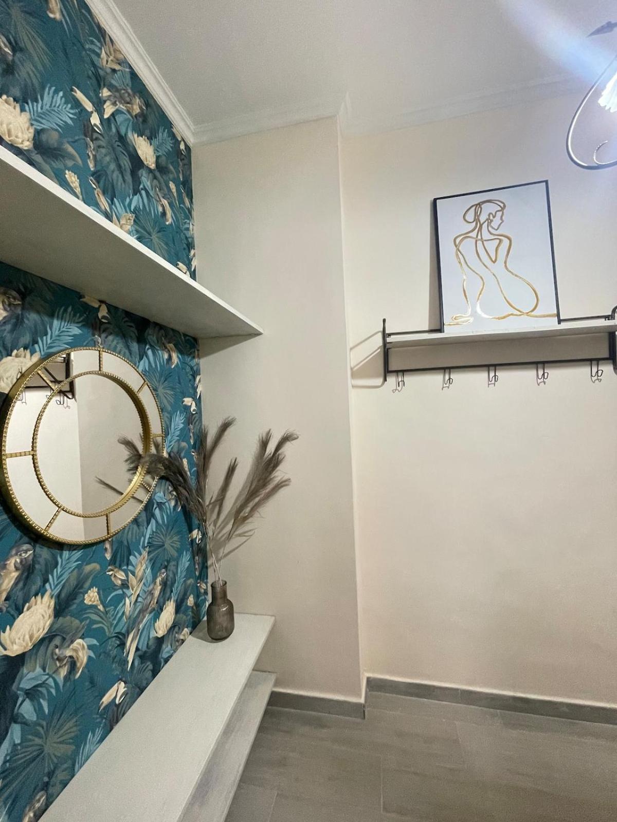 Apartment New Near Center Sleeps 4 *