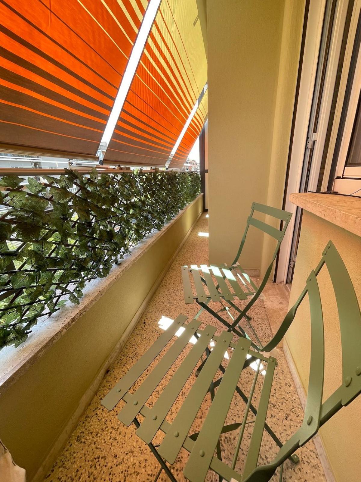 New Near Center Sleeps 4 *