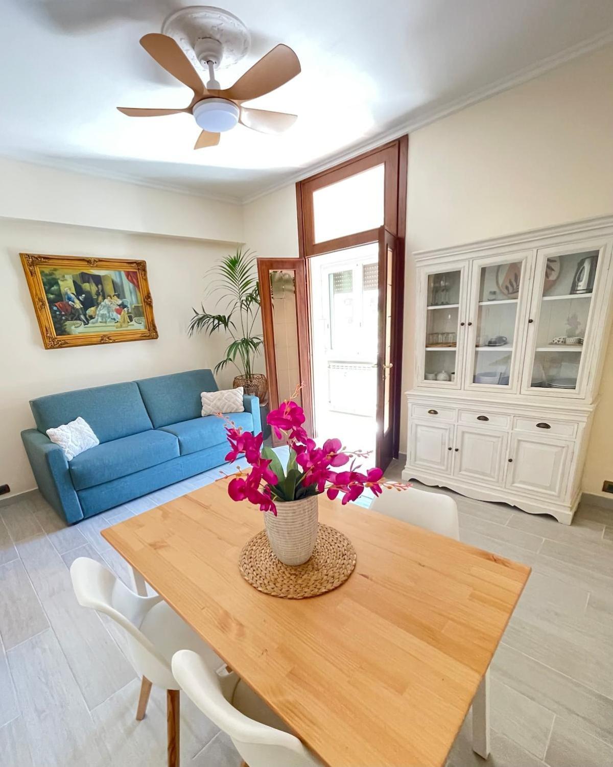 New Near Center Sleeps 4 *