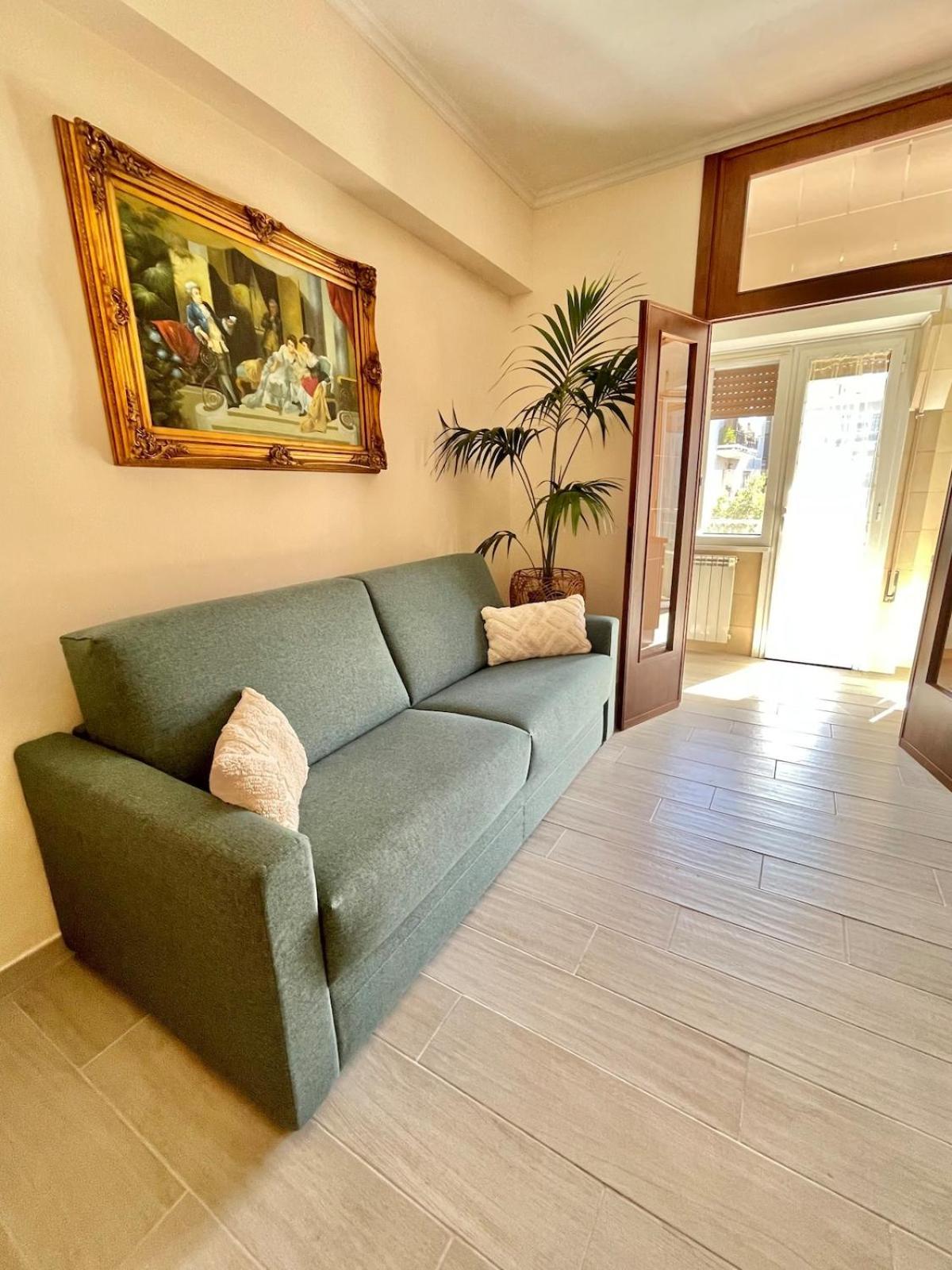 New Near Center Sleeps 4 Apartment